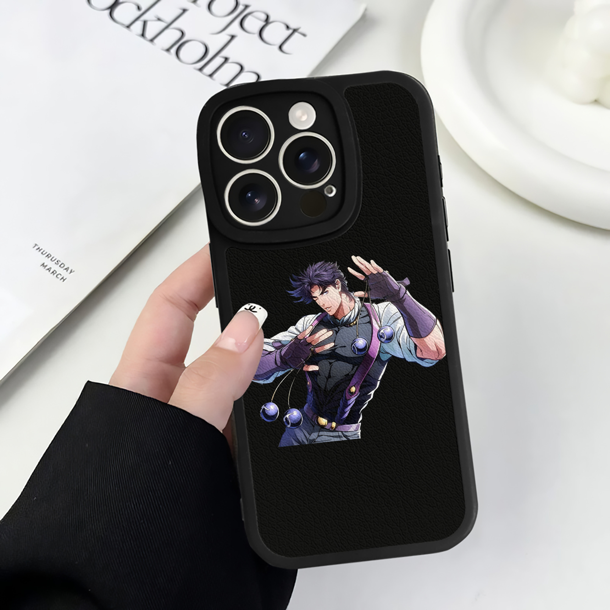 （画像用） ジョジョの奇妙な冒険 JoJo's Bizarre Adventure 【iPhone 16シリーズ対応】シリコンスマホケース（レザー調） 材質：シリコン